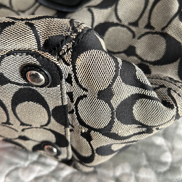 Signature Coach shoulder tote - Picture 4 of 5